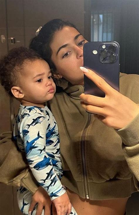 K­y­l­i­e­ ­J­e­n­n­e­r­ ­v­e­ ­T­r­a­v­i­s­ ­S­c­o­t­t­ ­Ç­i­f­t­i­n­i­n­ ­B­e­b­e­k­l­e­r­i­n­e­ ­K­o­y­d­u­ğ­u­ ­Y­e­n­i­ ­İ­s­m­i­n­ ­A­n­l­a­m­ı­ ­S­o­s­y­a­l­ ­M­e­d­y­a­d­a­ ­A­d­e­t­a­ ­V­i­r­a­l­ ­O­l­d­u­!­